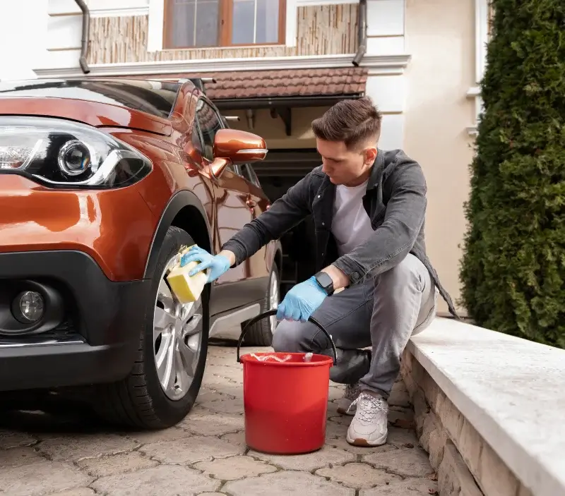 Lavage auto à domicile Oms : professionnel intervenant sur un véhicule